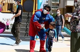 Süper kahramanlardan çocuklara sosyal mesafe uyarısı