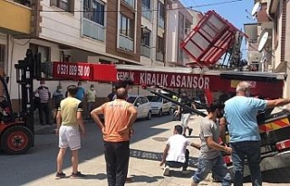 Bursa’da yük taşıma vinci yan yattı