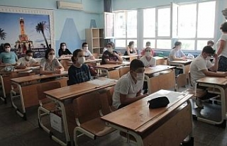 İzmir’de 70 bine yakın öğrenci sosyal mesafeli...