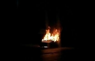 İzmir’de park halindeki araç yanarak küle döndü