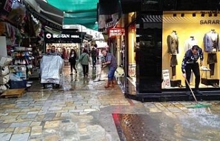 İzmir’de yağış hayatı felç etti, caddeler...