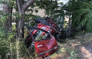 Virajı alamayan otomobil takla atarak ağaca çarptı