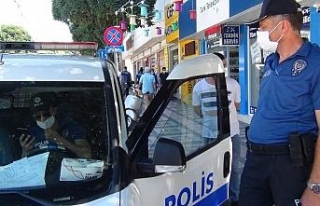 Bursa’da polisler hem ceza kesti hem de maske verdi