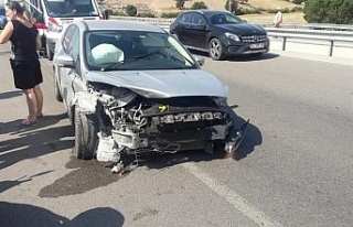 Ezine’de otomobil bariyerlere çarptı: 4 yaralı