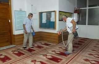 Hayırsever vatandaş camiyi dezenfekte etti
