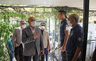 İzmir Valisi Köşger, polislerle bayramlaştı