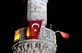 İzmir’de tüm minarelerden sela sesleri yükseldi