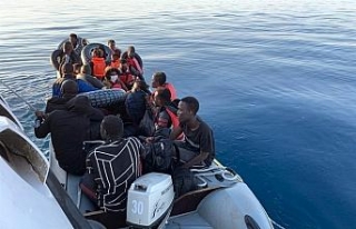 Lastik bot ile sürüklenen göçmenleri Sahil Güvenlik...