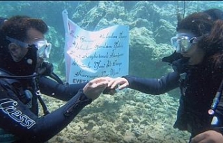 Suyun metrelerce altında sürpriz evlilik teklifi