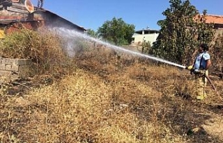 Edremit’te ot yangını evi yakıyordu