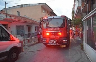 İzmir’de otluk alanda başlayan yangın eve sıçradı