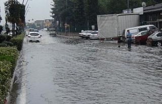 Bursa’da sağanak yağmur hayatı felç etti