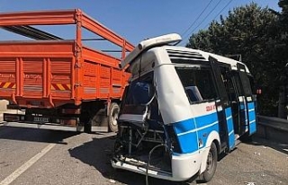 Bursa’da yolcu otobüsü, yolcu minibüsüne çarptı:...