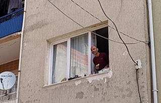 İzmir’de garip olay: Eşyaları sokağa atıp pencere...