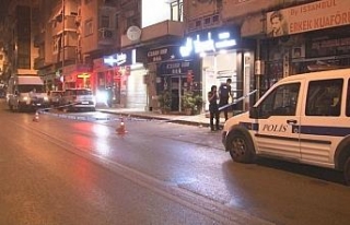 İzmir’de silahlı saldırıdan kaçan kişiler...