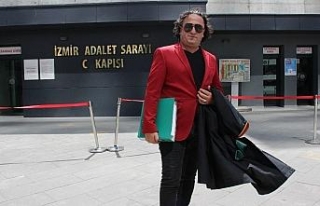 Türkücü avukat, şarkısına adliyede klip çekti