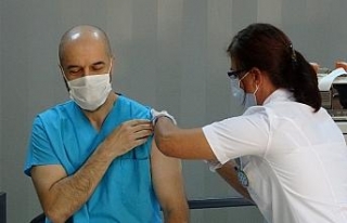 BUÜ Hastanesi’nde 1 personele Covid-19 aşısı...