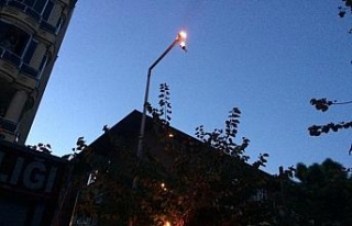 Edremit’te sokak lambası alev alev yandı