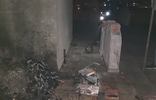 Apartmanın çatısında yanan çöpleri itfaiye söndürdü