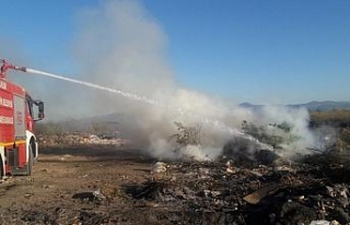 Burhaniye’de yazlık sitedeki çöplük yangını...
