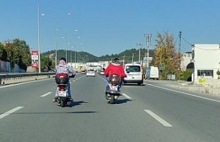Bursa’da motosiklet sürücüleri trafikte sohbet...