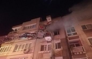 İzmir’de korkutan ev yangında bir kişi dumandan...
