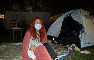 İzmir’de vatandaşlar çadırlarda kalmaya devam...