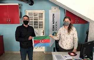 Kepsutlu gençler zaferi, Azerbaycan bayrağı dağıtarak...