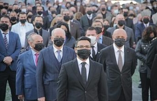 Siyah maskeli 10 Kasım anma töreni
