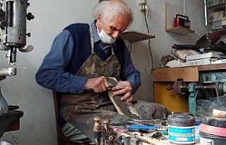 74 yaşında, 60 yıldır ayakkabı tamir ediyor