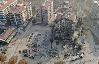 İzmir depreminin ardından ağır hasarlı binalardan...