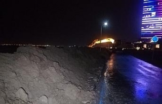 İzmir’de sahil bandına 2 kilometre kumdan set