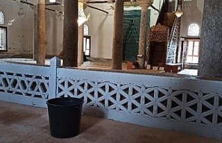 700 yıllık camide, yağmura karşı "kovalı...
