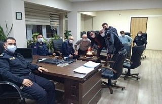 Burhaniye polisinden gazetecilere pastalı kutlama