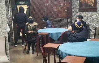 Bursa’da kısıtlamada alkollü kumar oyununa polis...