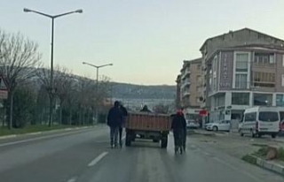 Bursa’da traktöre takılan patenci çocukların...