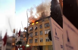 İzmir’de bina alev alev yandı