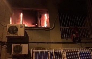 İzmir’de ev yangınında mahsur kalan anne ve kızı...