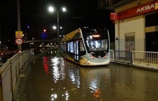 İzmir’de sağanak yağışın bilançosu: 212 iş...