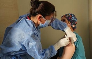 İzmir’de sağlık çalışanları ilk aşıyı...
