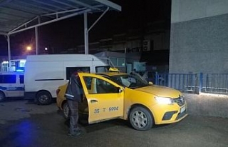 İzmir’de taksi şoförünü bıçaklayıp aracını...
