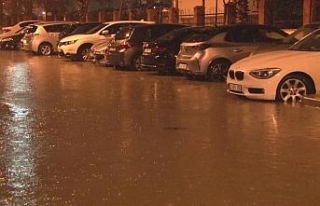 İzmir’i sağanak ve fırtına vurdu: Caddeler göle...
