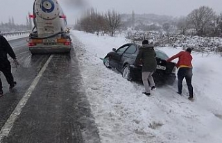 Kar yağışı Edremit-Balıkesir karayolunda çileye...