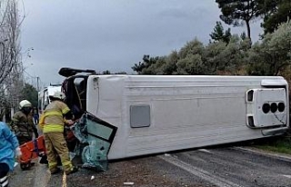 Kemalpaşa Belediyesi’nin servis aracı kaza yaptı:...