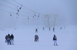 Uludağ’da sis ve tipi kayakçıları durduramadı