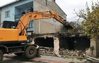Vatandaşların güvenliği için metruk binalar yıkılıyor