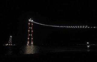 Yeni yılın ilk dakikalarında 1915 Çanakkale Köprüsü...