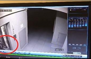 Bisiklet hırsızlığı apartmanın güvenlik kamerasına...