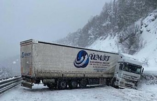 Bursa’da TIR kazası Ankara yolunu trafiğe kapattı