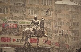 Bursalılar yoğun kar altında yürüdü